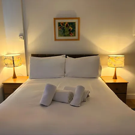 Cosy Centre Flat, Train Station & Sights On Your Doorstep *