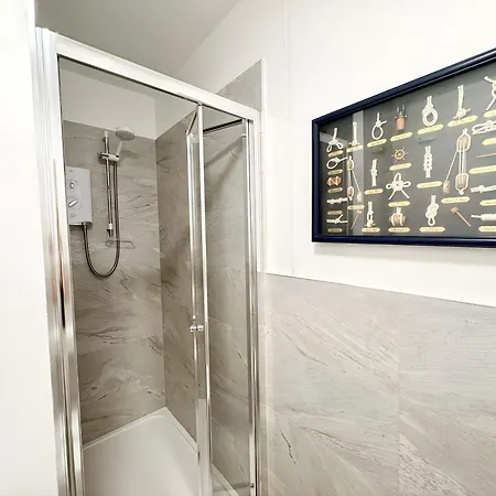 Cosy Centre Flat, Train Station & Sights On Your Doorstep *